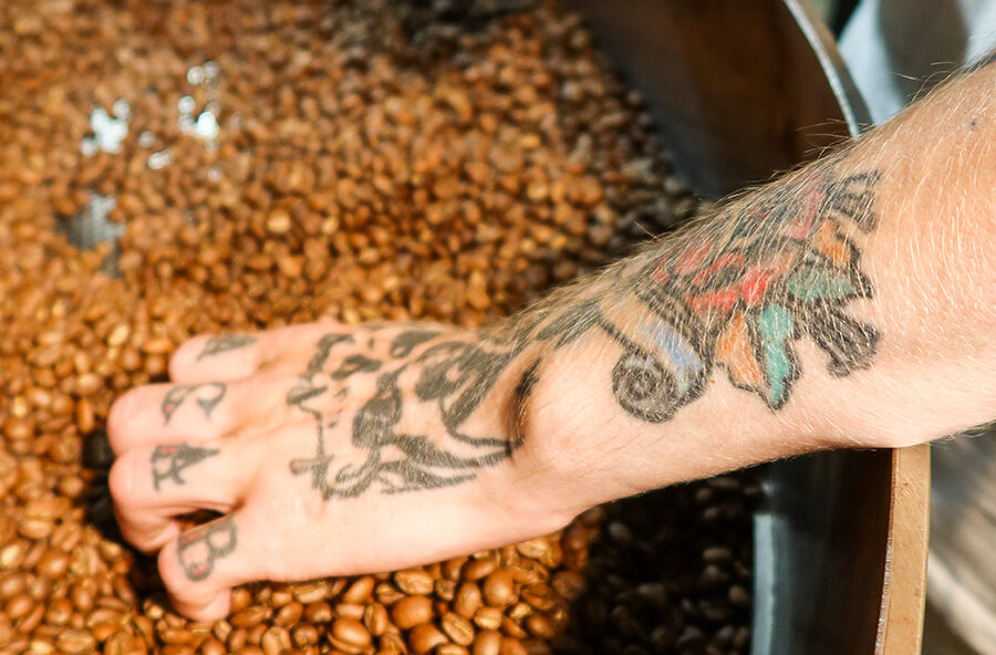 Kaffebønner til Røverkaffe blir produsert av en mann med tatoveringer.