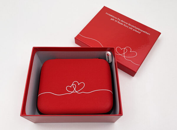 Rødt førstehjelpsskrin med hjerter i gaveboks.