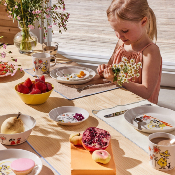 Dekket bord med Mummukopper og fant, blomster og frukt